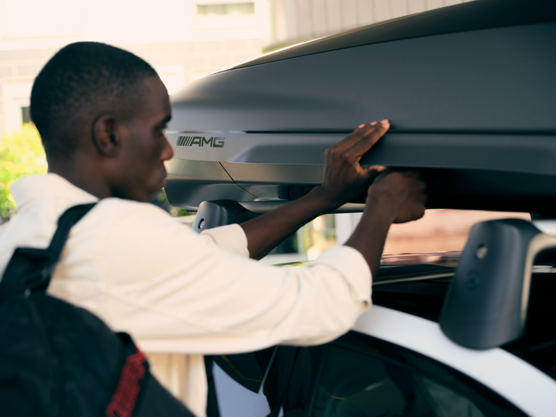 Railing carriers precisely matched to the body of the vehicle are the basis for a range of Mercedes-Benz transport solutions such as, e.g. bicycle racks or roof boxes. Crash-tested. Lockable.