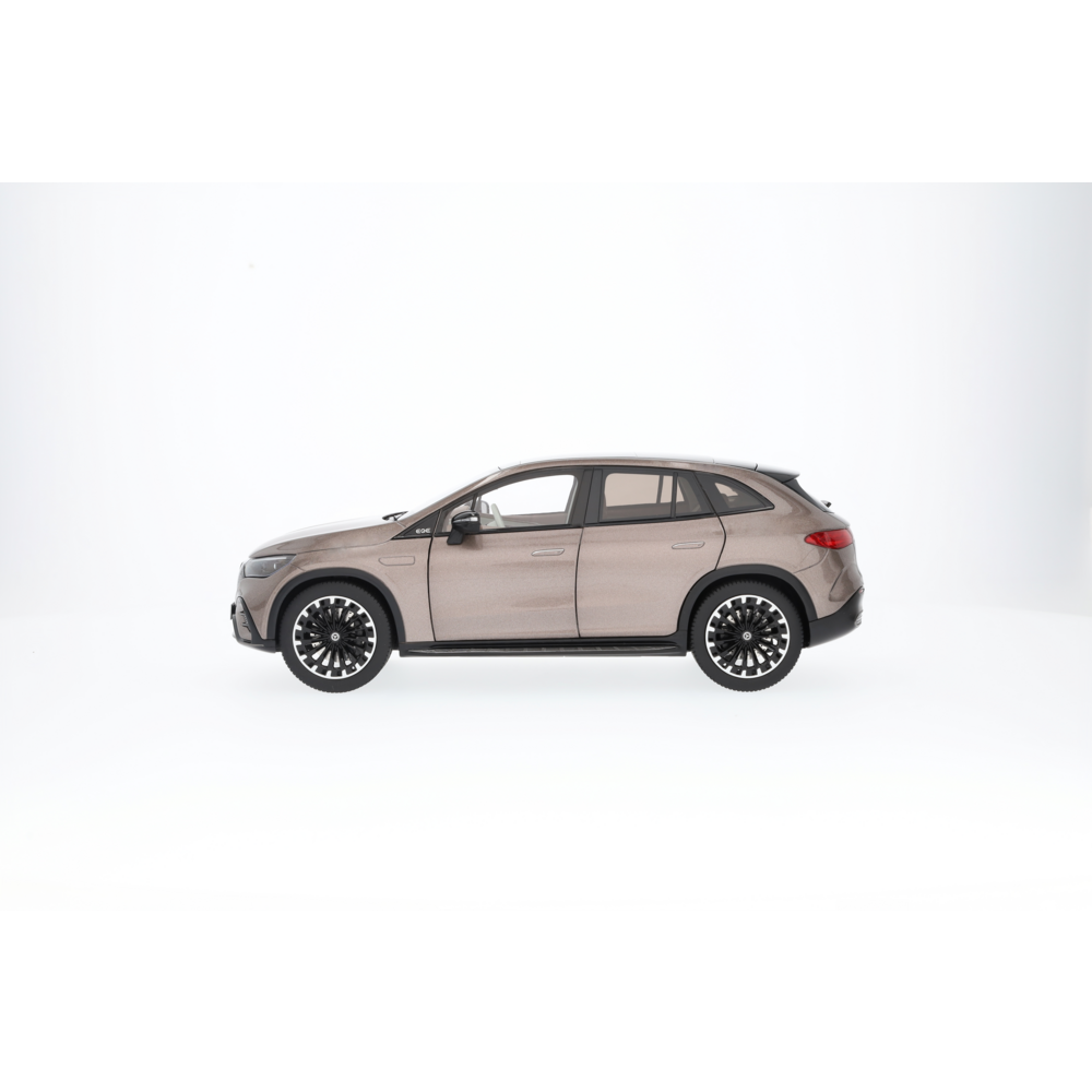NZG Mercedes-Benz EQE SUV AMG Line 2023 - Modèle Réduit 1:18 - Marron Velvet Métallisé - Réf. B66960836 - Neuf