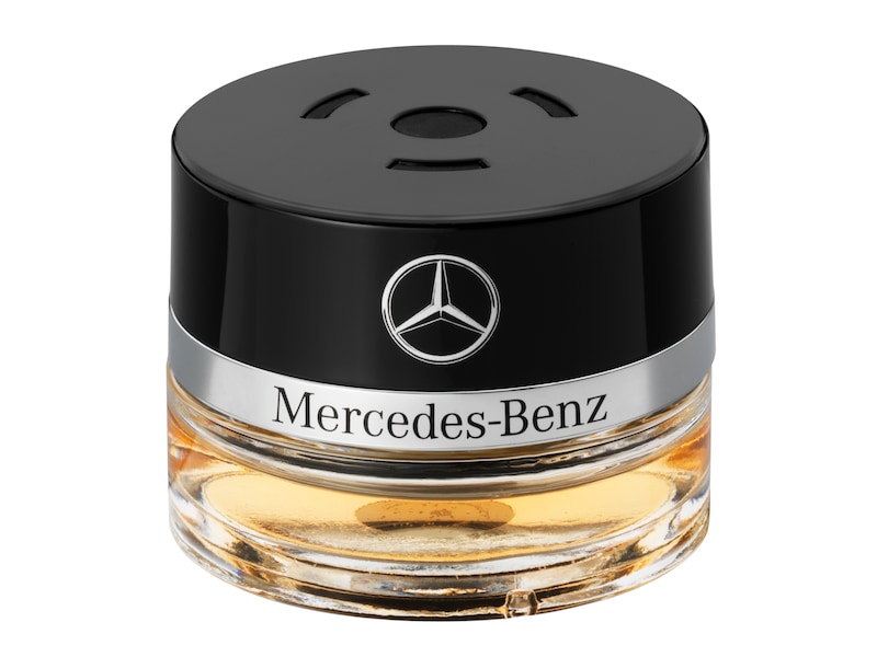 AIR-BALANCE package. The interior of the vehicle can be fragranced to suit your own individual preference with the AIR-BALANCE package (optional extra Code P21).
Flacon, SPORTS MOOD. Fragrance family: green, floral, citrus.
Based on lime tree blossom and fresh, light-green leaves with a hint of moss.