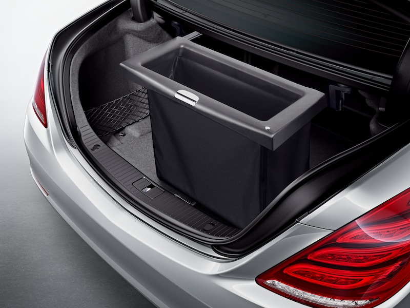 A practical option for storing items in the boot. When it is not in use, the box can be folded up at the touch of a button and slid beneath the parcel shelf to save space. Capacity: 7 to 55 litres with maximum load of 10 kg.