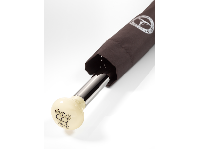 300 SL gear knob guest umbrella. Brown. 100% polyester canopy with water- and dirt-repellent coating. Steel shaft, fibreglass ribs. "Windproof" design. Diameter when open approx. 130 cm. Length approx. 102 cm (closed).