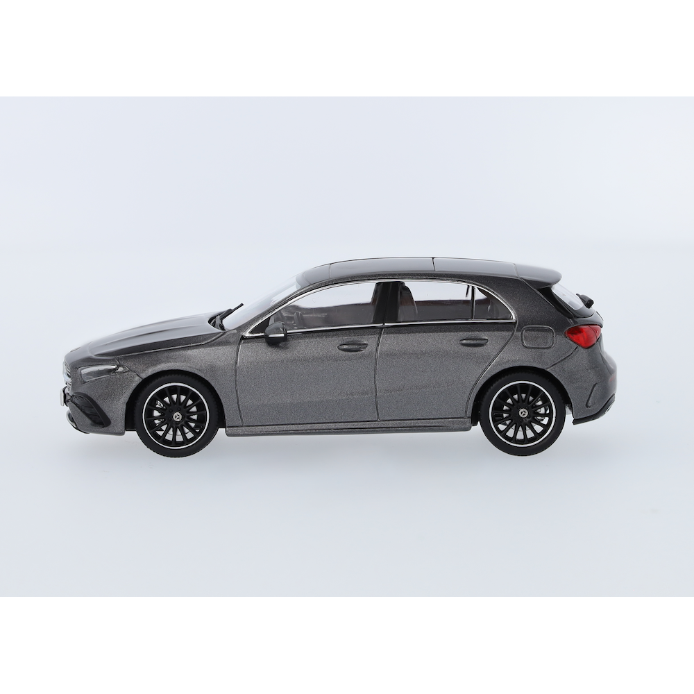 A-Klasse, Kompaktlimousine, AMG Line, W177 (mountaingrau, Minimax 